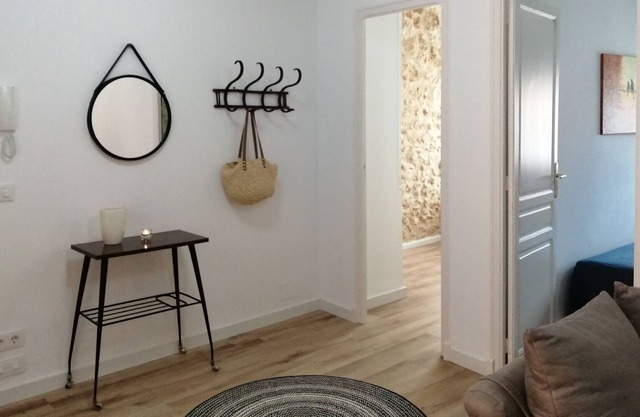 Renovated town house, at the foot of the greenway, between the beach and the mountains.