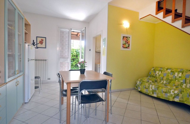 Vertikales Haus renoviert mit Garten, Terrasse und Grill bequem zu Geschäften