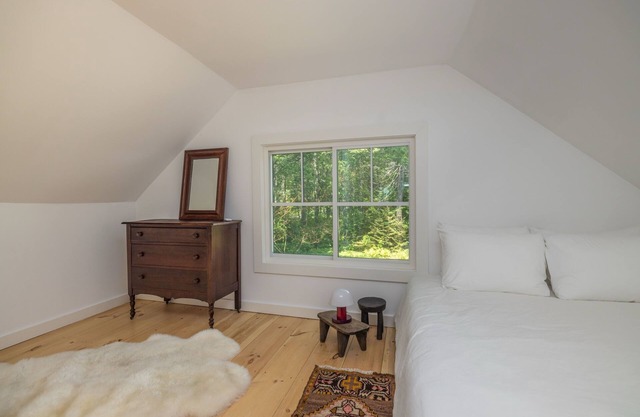 Renovated woodland home with lovely deck & firepit - minutes to Swan Lake