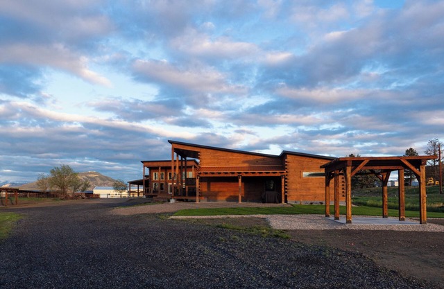 Rent 2 luxury cabins: sleep 16! Fire pits, outdoor dining, stunning skies on the edge of Cody.