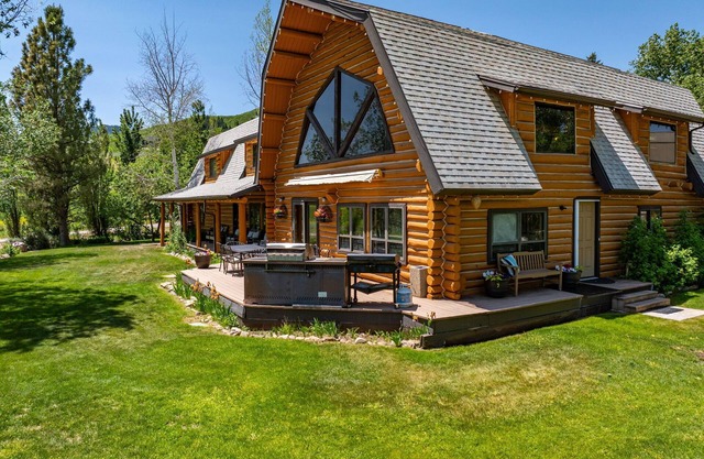 Rent the Snowberry Inn-Large kitchen & Gathering room Ensuite bath in all rooms