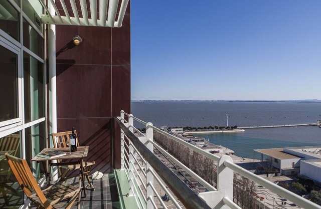 RENT4REST LISSABON EXPO APTO 17. Stock mit Blick auf Rio