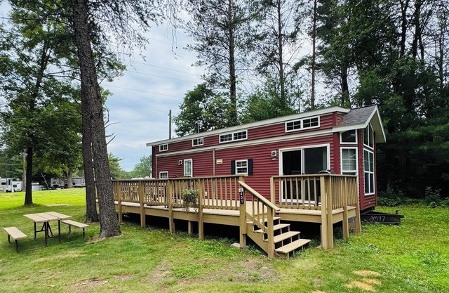 Rental Cabin #1 w/ Queen Bed