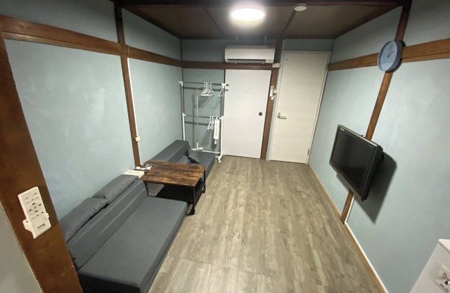 Renting an entire 2-story house! 12 minutes walk from the nearest station. Excellent access to Osaka and Kyoto/Kobe. Excellent shopping facilities nearby. Accommodates up to 6 people. For long-term stays!