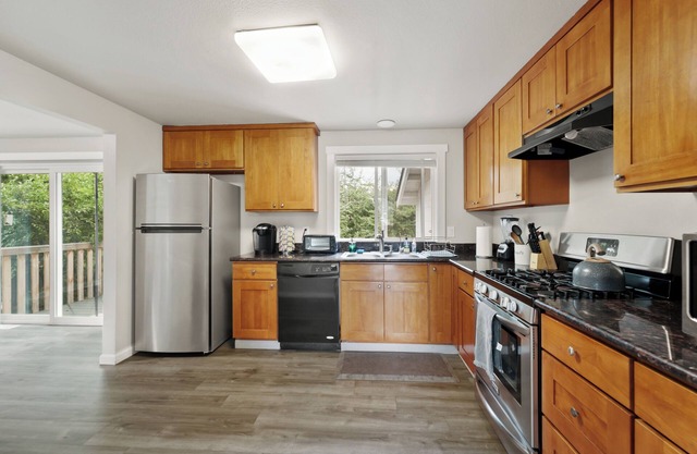 RentonKent-EntireUpperUnit Duplex w/Private Deck