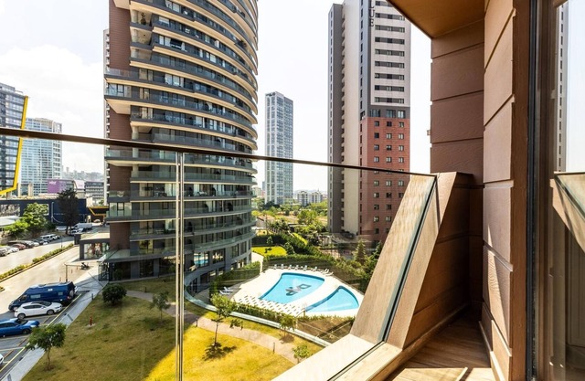 Residence Flat w Shared Pool, 5 min to Metro