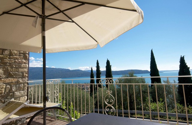 Residenz Limoni del Rustichel: FeWo N.9 mit Seeblick, Tiefgarage und Pool.