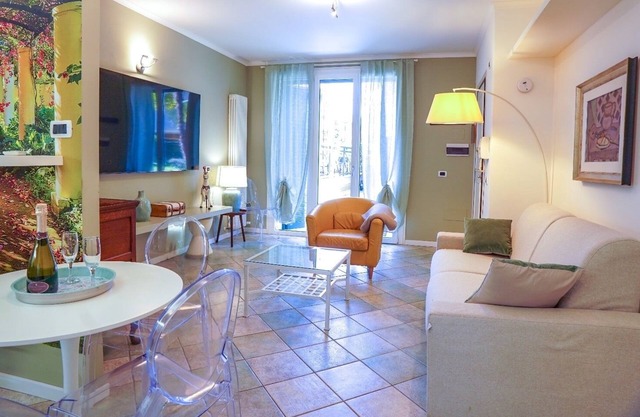 Residence Tevere App 6. 5 minutes from the centre, the public gardens, the cycle path