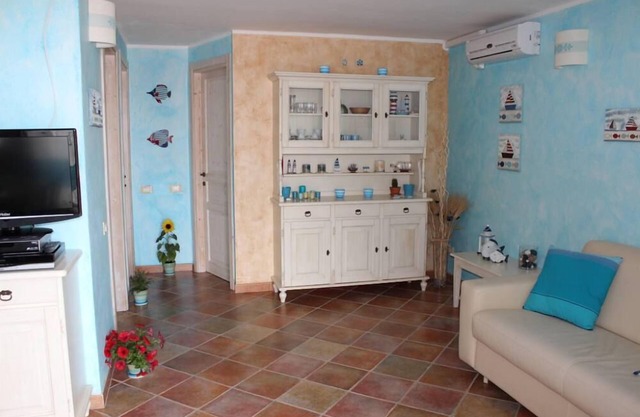 Ferienwohnung - ChiaWohnung in einer Wohnanlage
