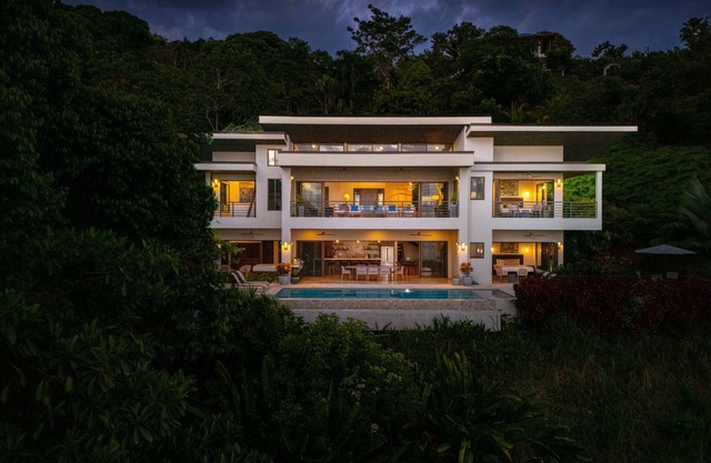 RESOL: Abgeschiedene Luxus-Villa mit Meerblick im Dschungel