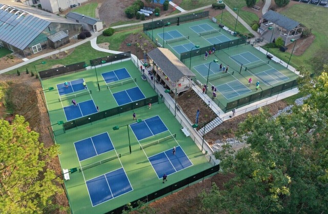 Resort Access - Lake - Pools -Pickleball - Gym. Spacious townhome for groups