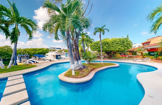 Resort apt. near the beach & ocean with outdoor pool, balcony, partial AC, WiFi
