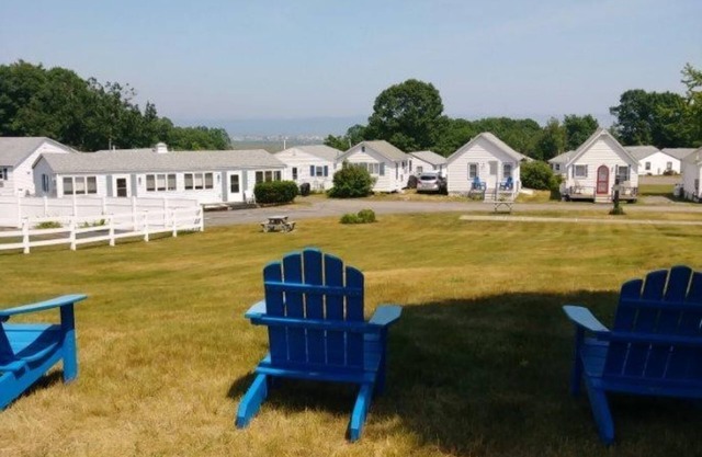 Resort cottage with water views in Maine