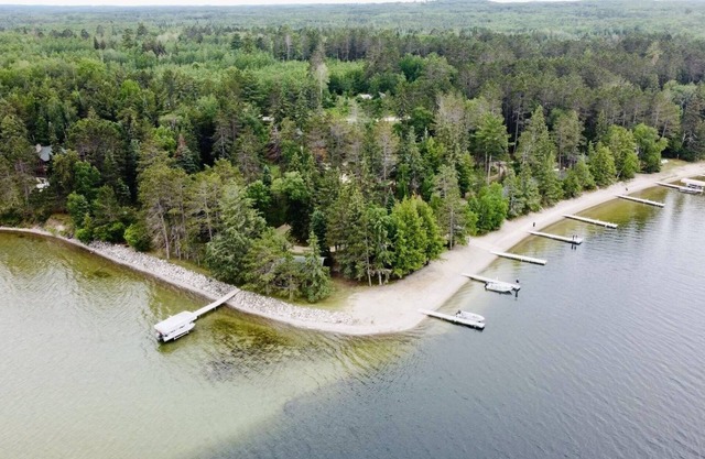 Cabins for family reunions, retreats, & gatherings. Pristine lake. Large lodge.