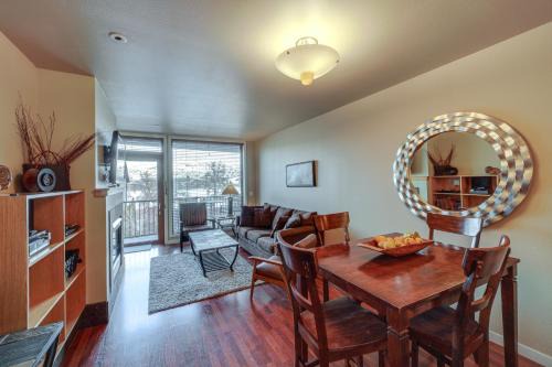 Resort Getaway on Lake Chelan Pool and Beach Access