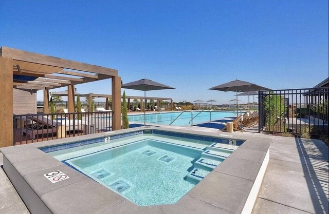 Resort living on the California Delta- 5 min to fast water!