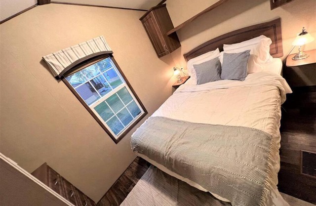 Resort near wineries, river, trails! Large Pool!