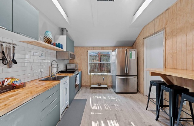 Resort Perks: 10 beds, Beach House, deck & kitchen