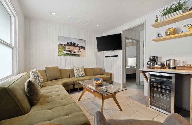 Resort Perks: 7 beds, Bungalow, full kitchen, deck