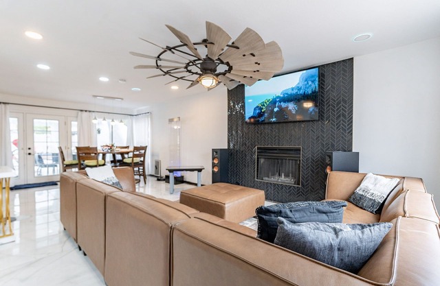 Resort setting in Chandler Home with Free Heated Pool /Spa /Game Room /Mini Golf