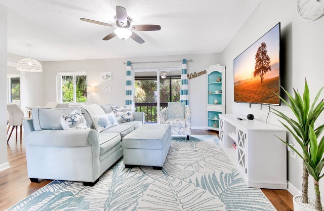Resort-Style 1BR Condo – Pools, Balcony & Wi-Fi
