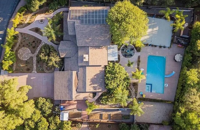 Resort-Style 5 BR Retreat in Lake Hodges W Pool, Jacuzzi, Grill, Volleyball Cour