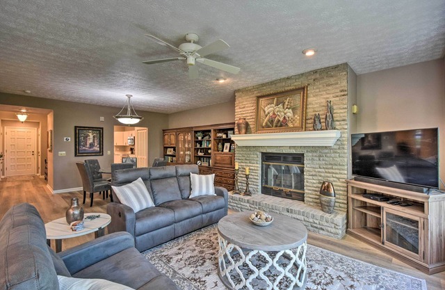 Resort-Style Condo w/ Balcony on Lake Keowee