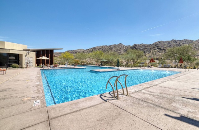 1 bed -gated community, Gym, pool near downtown Phx, mountain view