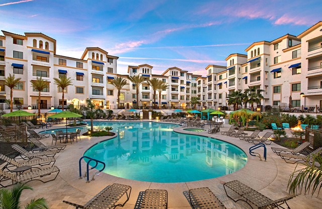 Resort Style Luxury Condo with restaurants next door