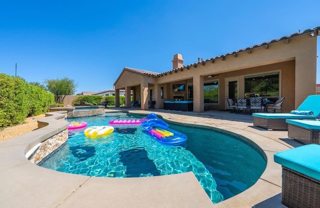 Resort Style Tuscan Living w Spa Pool & Firepit