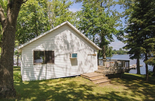 Rest Haven, a 2BR lakefront cabin near the beach at Riverside Resort