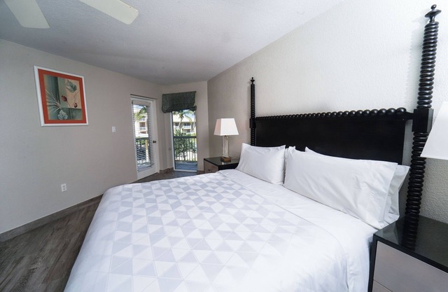Rest & Relaxation! 4 Modern Suites w/ King Bed, Living Areas, Outdoor Pool