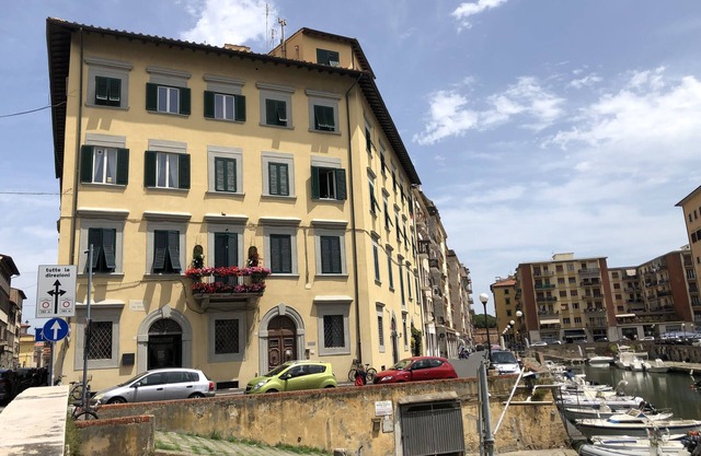 Restaured apartment with 3 bedrooms in a palazzo next to the port and downtown