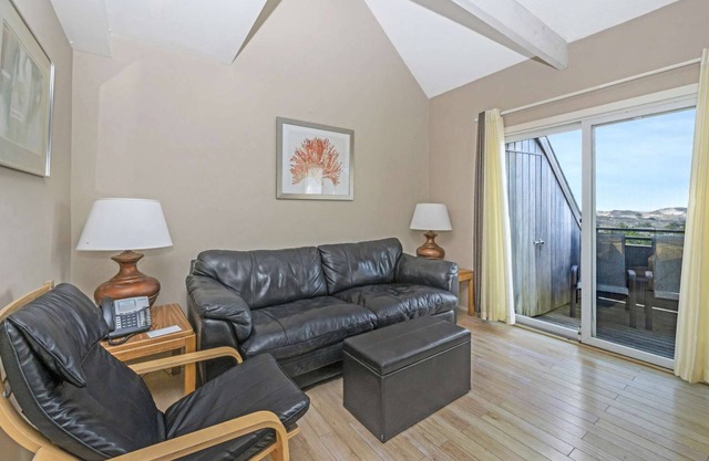 Restful 1BR w/ Loft,Top Floor & Close to the Beach