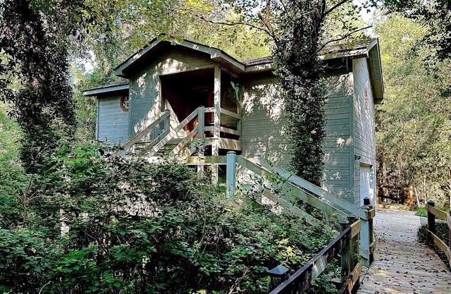 Restful cabin in charming Covington