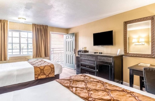 Restful Charm of Flagstaff: Two Amazing Rooms Right Off Route 66