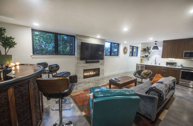 Restful, Convenient Getaway Near Downtown and Seattle’s Largest Park