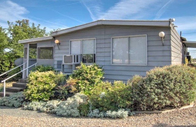 Restful & Cozy 2-Bedroom Home with Nature Setting