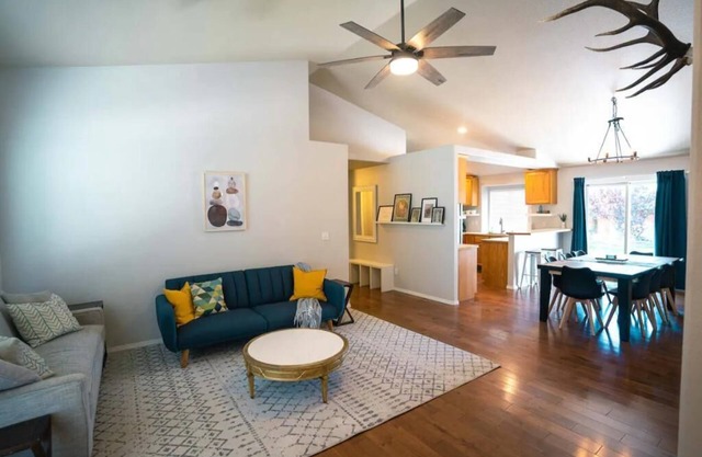 Restful Meadows- sleeps 10. Close to Columbia High, Metel Sports, & Idaho Center