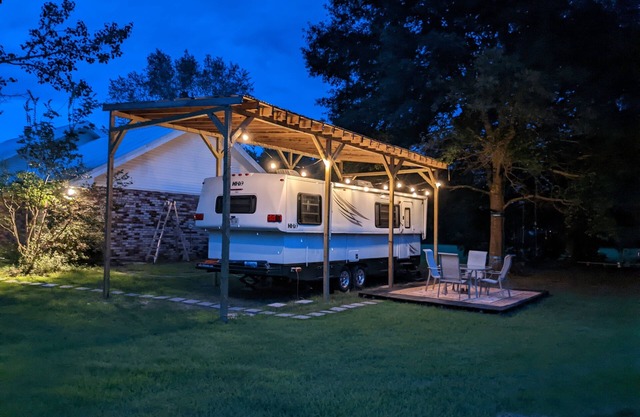 Restful Modern RV Retreat- Secluded Yet Conveniently Located!