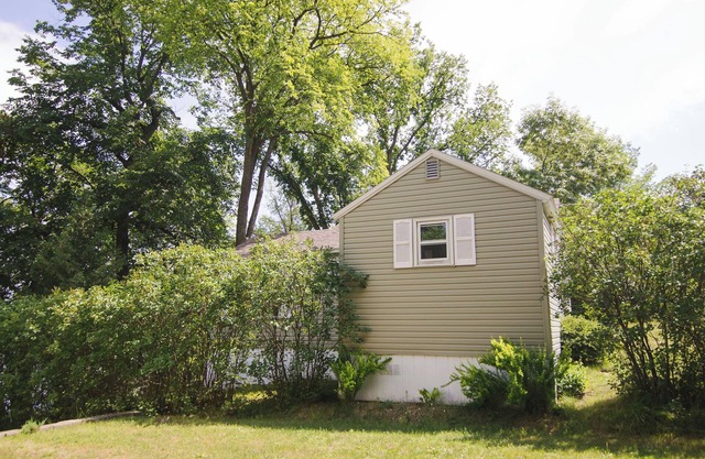 Restful Retreat, deluxe 2BR lakefront cabin with private fire pit