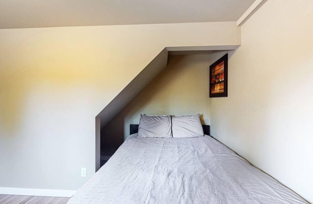 Restful rustic retreat with deck, full kitchen, & complimentary internet