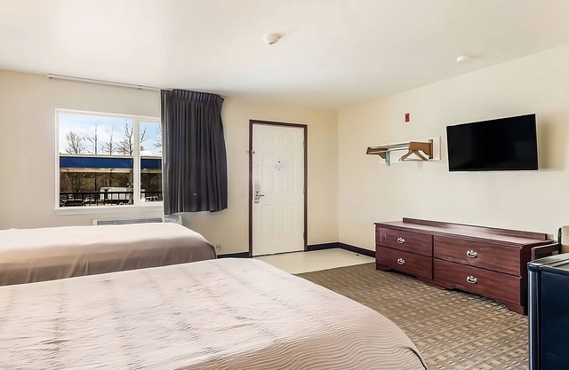 Restful Vacation at GuestHouse Montesano! Minutes from Grays Harbor Raceway!
