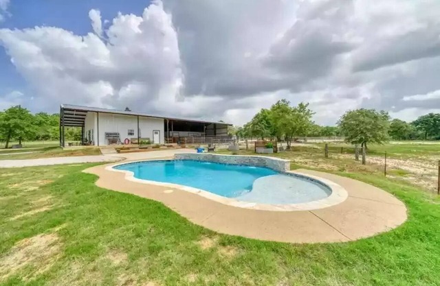 Restore 38 Ranch: Hidden gem w/ 3br, pool, porch