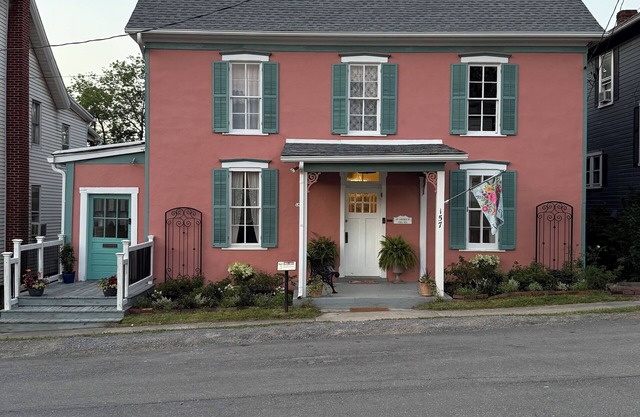 Restored 1870s 4BR, 2.5 bath, formal dining, in the heart of Berkeley Springs