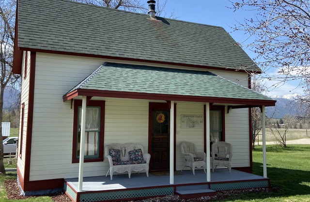 Restored 1909 2 Story Farmhouse minutes from Hamilton