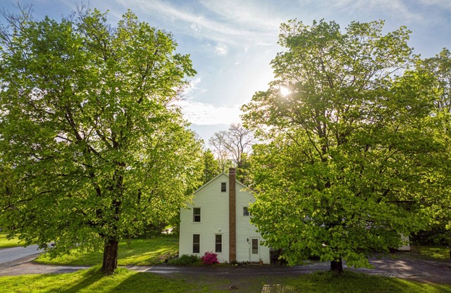 Restored 19th century farmhouse apartment 2 -charming farmland and town culture!