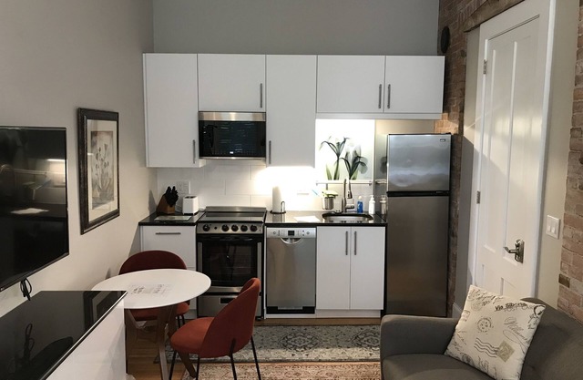 Restored Farmhouse 1 bedroom apt, private garage, close to 490/590 - Apt 3