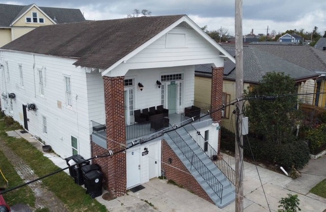 Restored Rustic Uptown Getaway Walk to Everything