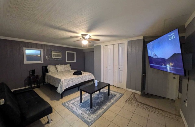 Retreat-1BR Apt w/ 65 inch Tv!